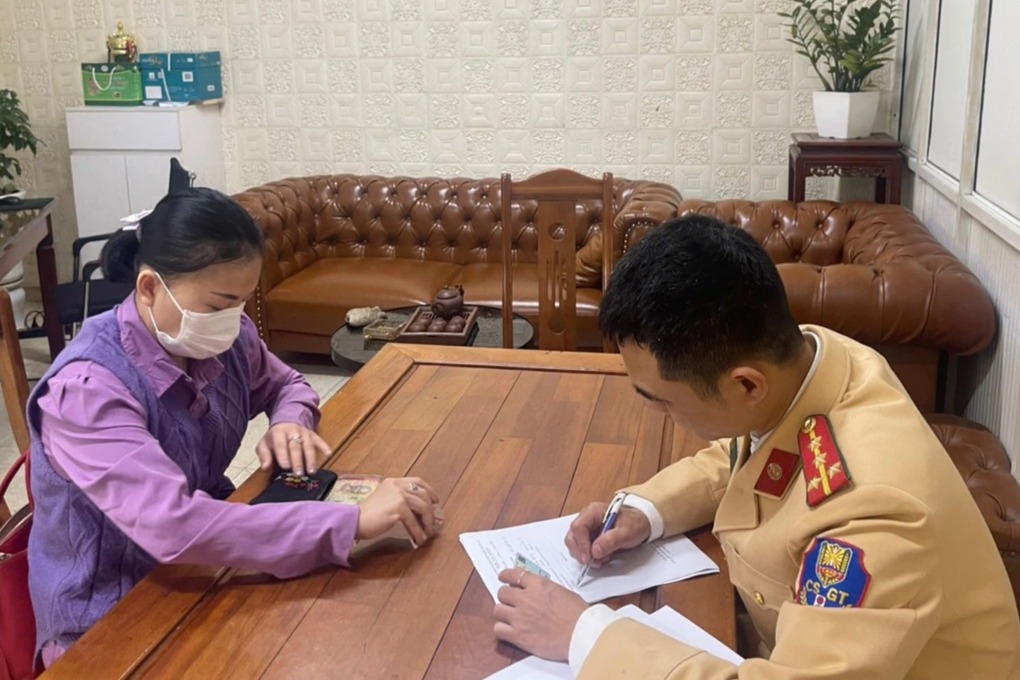 nu tai xe vi pham nong do con tren pho tran cung bi phat them 11 trieu dong1 nu tai xe vi pham nong do con tren pho tran cung bi phat them 11 trieu dong1