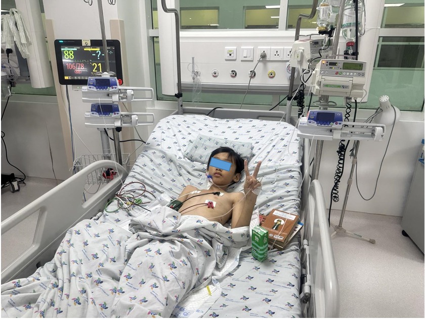 theo bo ra dong be trai 10 tuoi bi ca dan bo giam dap dspl 1 theo bo ra dong be trai 10 tuoi bi ca dan bo giam dap dspl 1