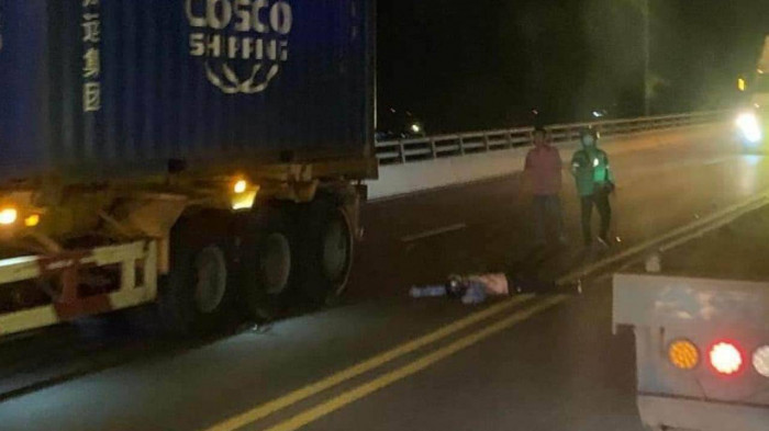 tin tuc tai nan giao thong moi nhat ngay 4 6 xe container tong vao dai phan cach khien tai xe bi thuong tren duong vo chi cong1 tin tuc tai nan giao thong moi nhat ngay 4 6 xe container tong vao dai phan cach khien tai xe bi thuong tren duong vo chi cong1