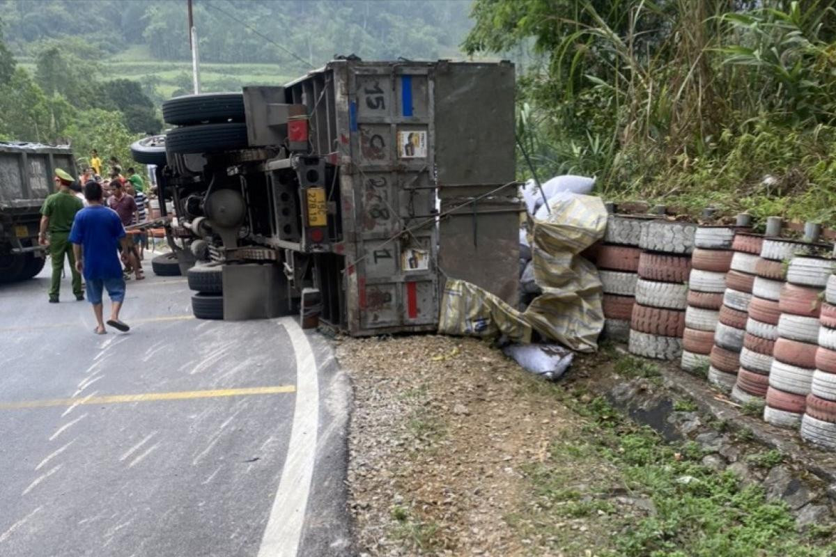 tin tuc tai nan giao thong moi nhat ngay 7 6 xe tai lat nghieng khi dang luu thong giua deo 3 nguoi thuong vong o cao bang tin tuc tai nan giao thong moi nhat ngay 7 6 xe tai lat nghieng khi dang luu thong giua deo 3 nguoi thuong vong o cao bang