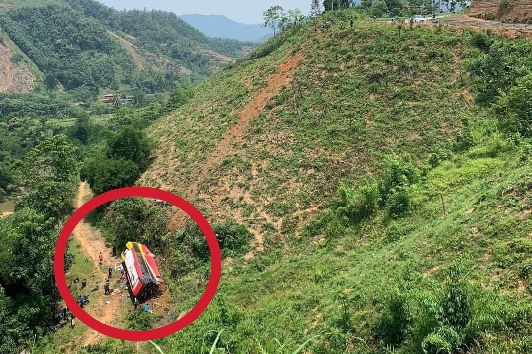 tin tuc tai nan giao thong moi nhat ngay 126 xe du lich cho hon 30 nguoi bat ngo lao xuong suon doi1