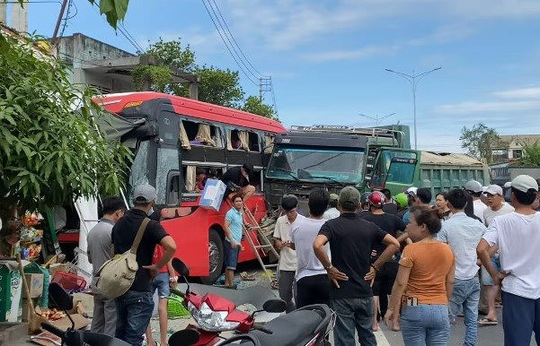 tin tuc tai nan giao thong moi nhat ngay 13 6 xe may va cham voi xe container 2 me con tu vong tai cho tin tuc tai nan giao thong moi nhat ngay 13 6 xe may va cham voi xe container 2 me con tu vong tai cho