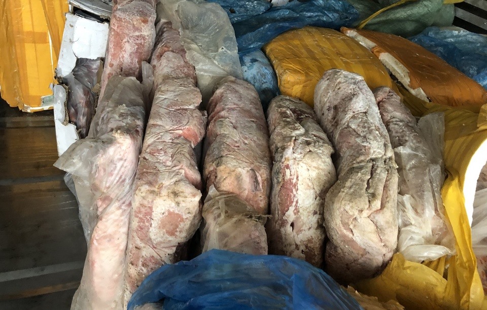 tp hcm phat hien 2 container chua 10 tan noi tang va thit dong vat khong ro nguon goc