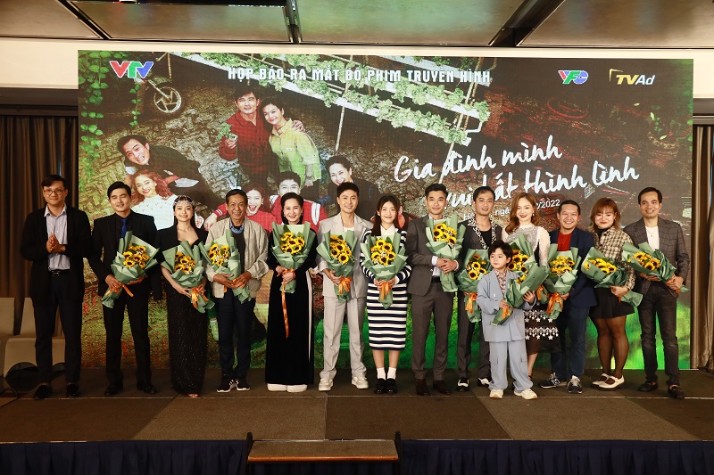 phim gia dinh minh vui bat thinh linh khi me chong va nang dau hoa thuan 4