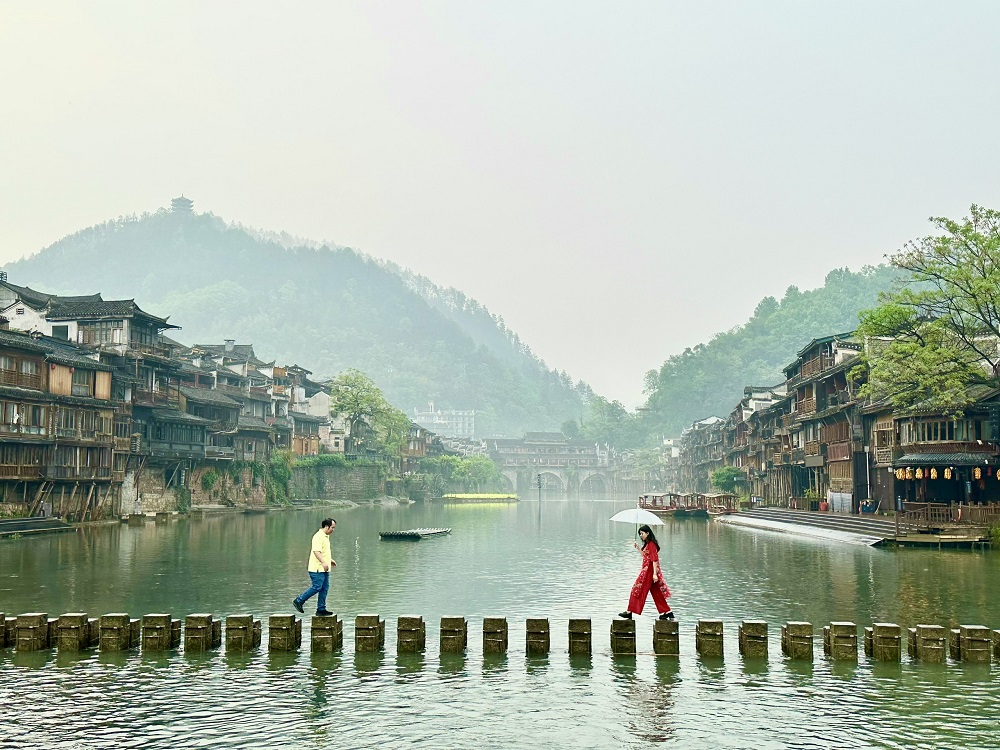 tour phuong hoang co tran truong gia gioi hut khach du lich viet mua du lich he