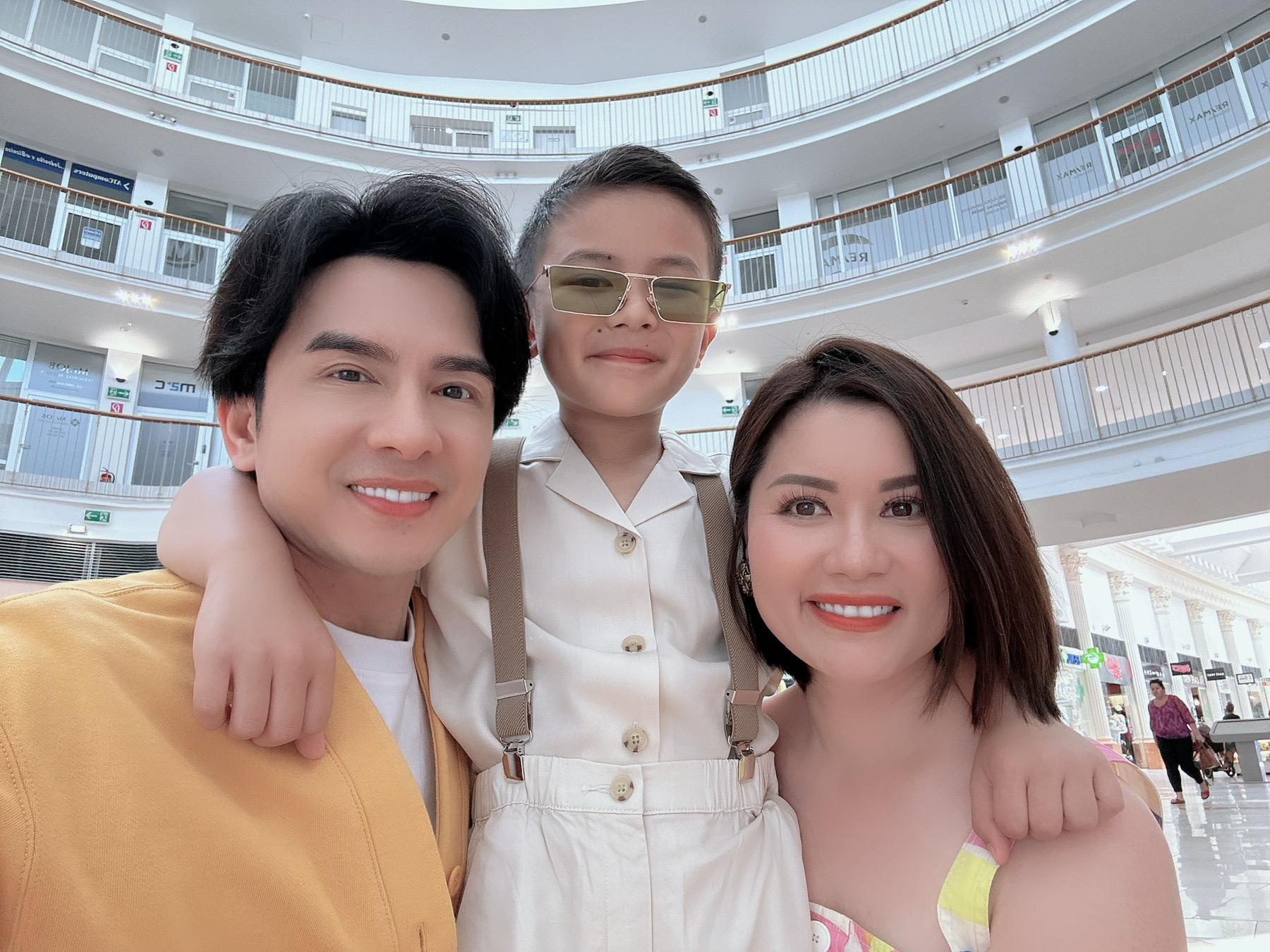 dan truong danh thoi gian ben canh con trai du ban ron voi cong viec 1