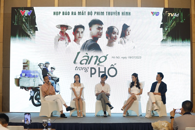 doan quoc dam ep cang day thanh quan de gia giong trong phim lang trong pho 1