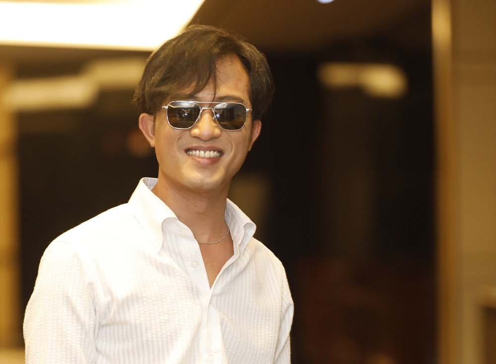 doan quoc dam ep cang day thanh quan de gia giong trong phim lang trong pho