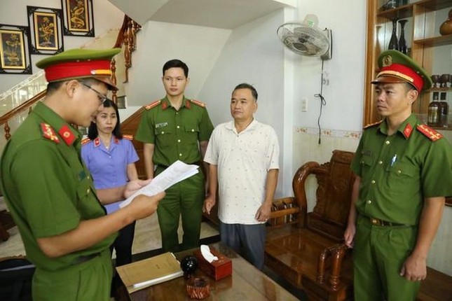 bat 4 can bo trung tam dang kiem o phu yen do nhan hoi lo anh 2 bat 4 can bo trung tam dang kiem o phu yen do nhan hoi lo anh 2