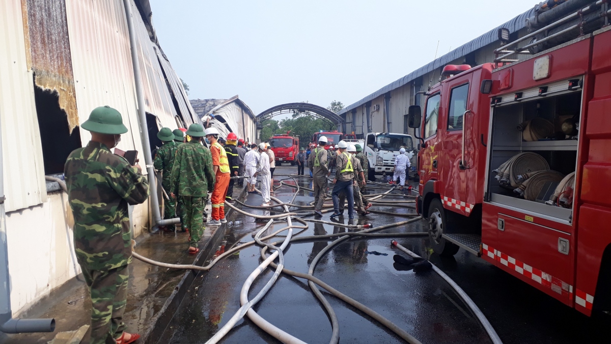 nha may banh keo trong khu kinh te chan may lang co chay lon 1