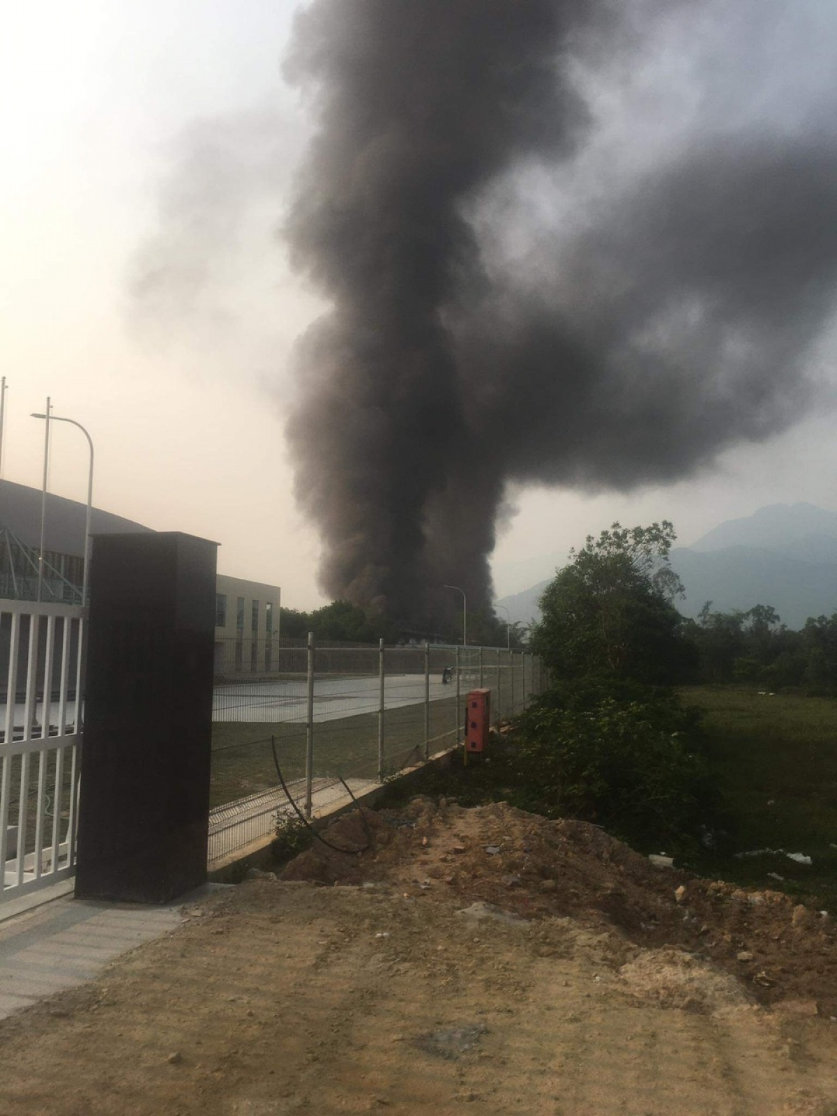 nha may banh keo trong khu kinh te chan may lang co chay lon34