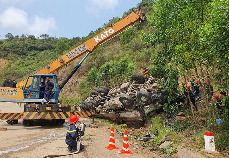 xe tai bi lat lam 9 nguoi thuong vong cho vuot so nguoi quy dinh