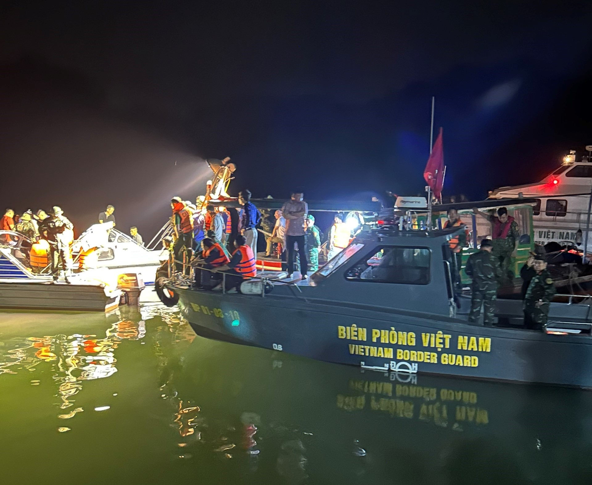 vu roi truc thang tren vinh ha long tim thay thi the phi cong va 2 du khach vu roi truc thang tren vinh ha long tim thay thi the phi cong va 2 du khach