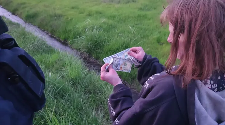 nem hon 4 6 ty ra ngoai duong nguoi dan ong bi canh sat buoc toi xa rac33