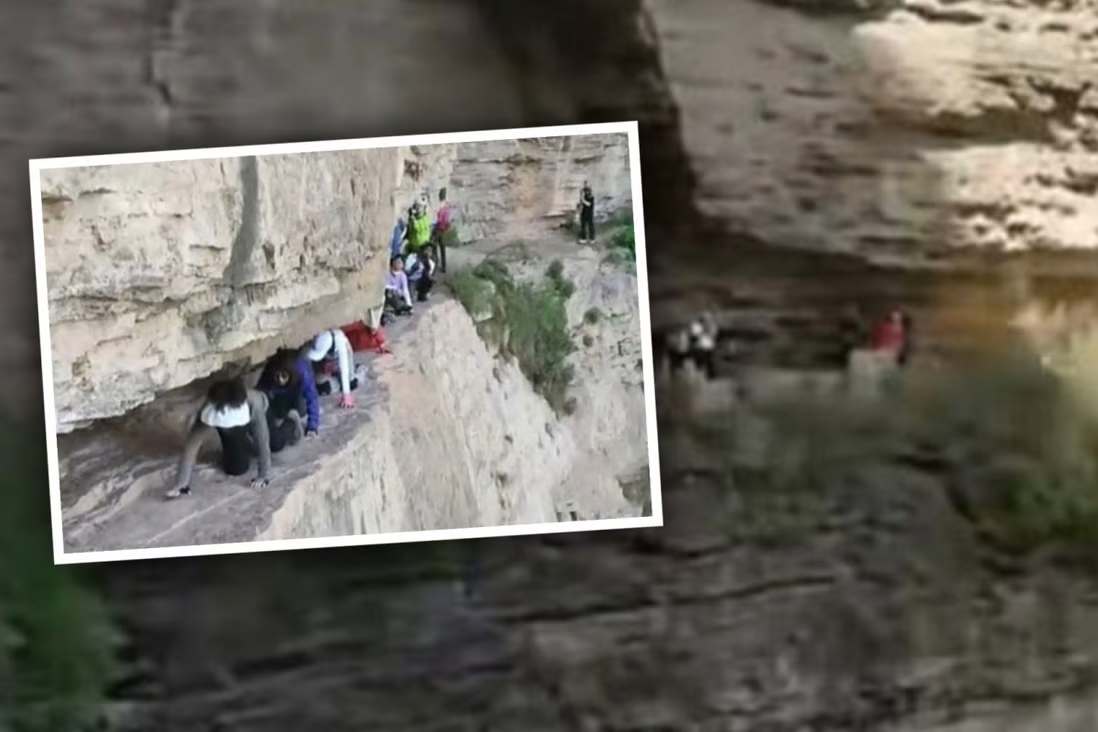 canh tuong khach du lich bo tren vach da ben duoi la vuc tham khien ai xem cung phai rung minh so hai canh tuong khach du lich bo tren vach da ben duoi la vuc tham khien ai xem cung phai rung minh so hai