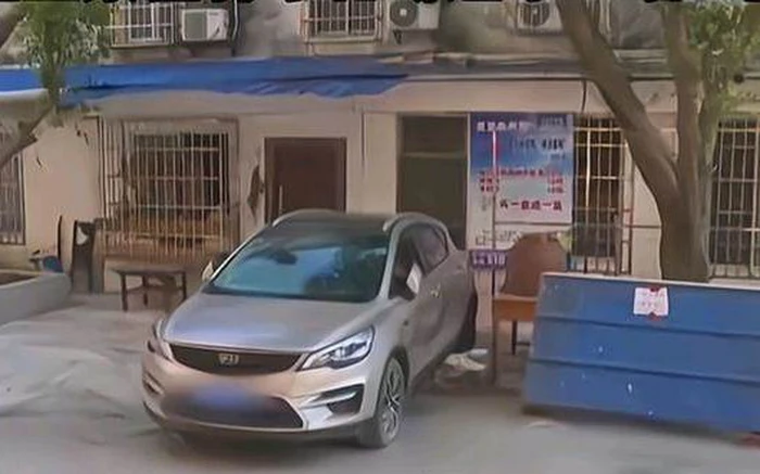 chu nha tung chieu doc khien tai xe do chan cua suot 5 nam phai dua tay dau hang12 chu nha tung chieu doc khien tai xe do chan cua suot 5 nam phai dua tay dau hang12