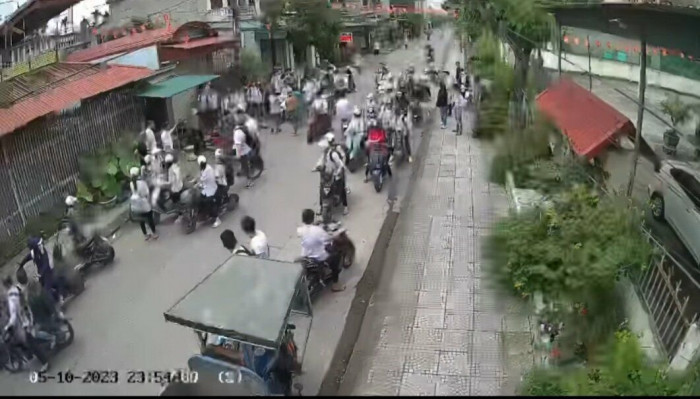 quang ninh nam sinh bi 2 nguoi lon chan danh tren duong di hoc ve