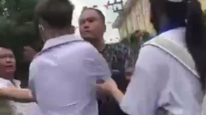 quang ninh nam sinh bi 2 nguoi lon chan danh tren duong di hoc ve1