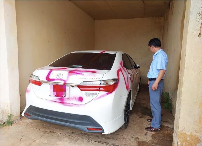 xe o to cua giam doc trung tam nghien cuu giong cay trong gia lai bi xit son giu ban ngay tai co quan