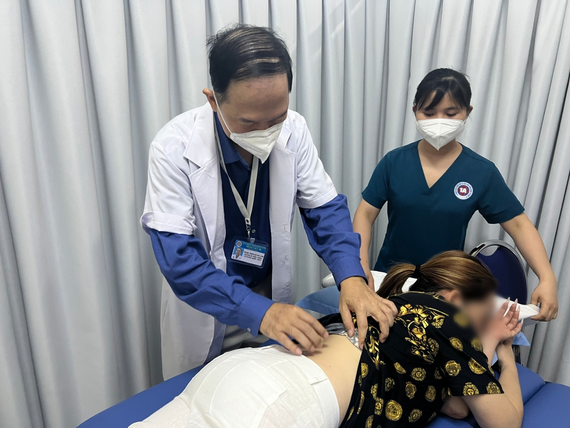 nguoi phu nu bi gay xuong sau khi di bam huyet be khop1 nguoi phu nu bi gay xuong sau khi di bam huyet be khop1