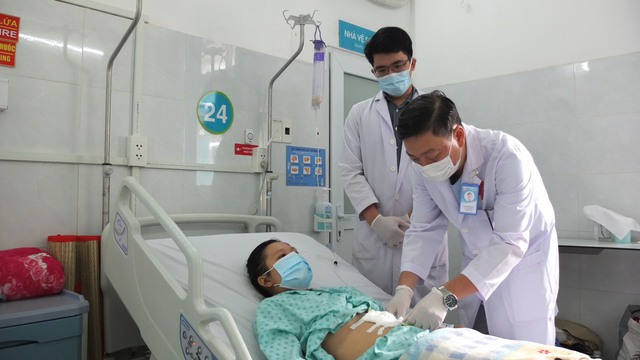 nguoi phu nu nguy kich do bi xuong ca ro xuyen thung thuc quan va dong mach chu nguc1 nguoi phu nu nguy kich do bi xuong ca ro xuyen thung thuc quan va dong mach chu nguc1