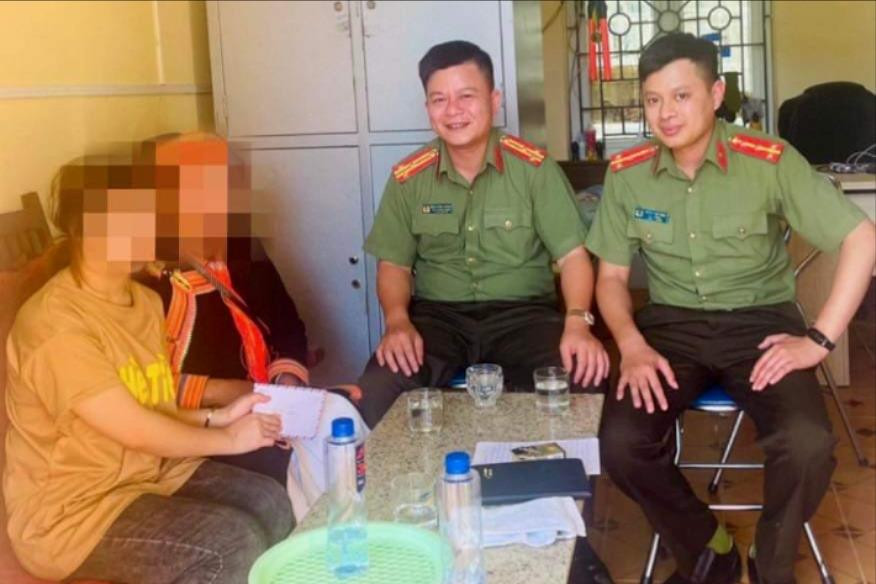 giai cuu thieu nu 16 tuoi bi ban vao quan karaoke11