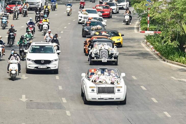 choang ngop voi dan sieu xe ruoc dau hon tram ty cua trong dam cuoi cua thieu gia nha bao tin manh hai3 choang ngop voi dan sieu xe ruoc dau hon tram ty cua trong dam cuoi cua thieu gia nha bao tin manh hai3