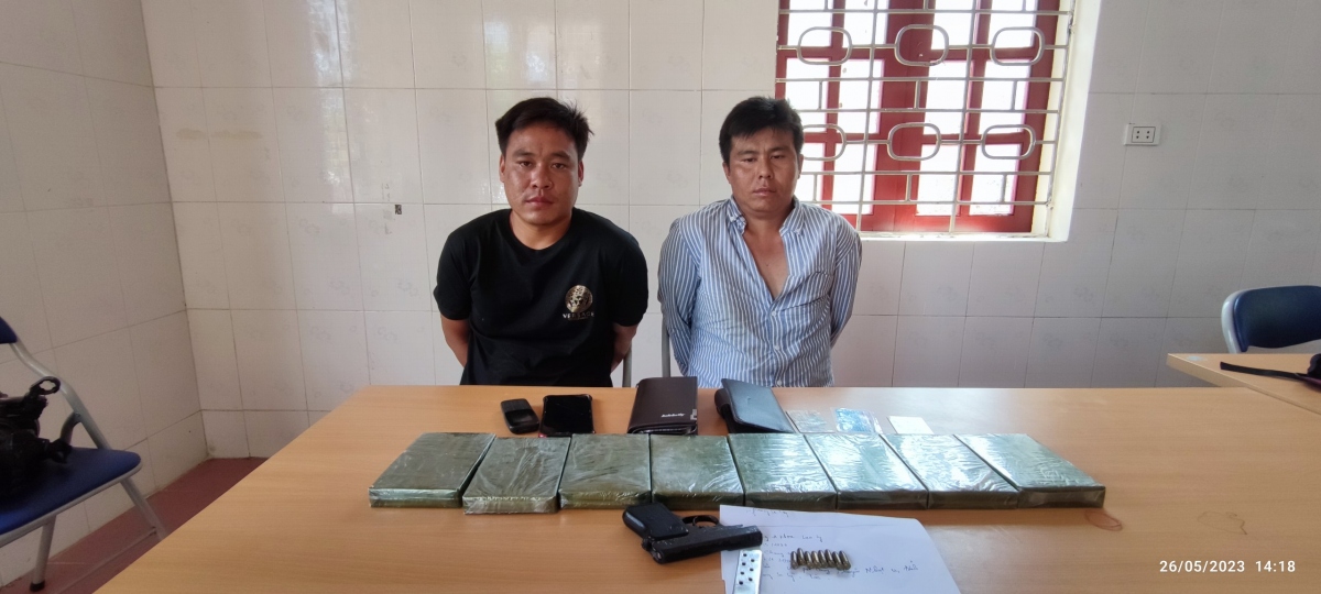 bat giu 2 doi tuong van chuyen trai phep 8 banh heroin tu lao sang viet nam1 bat giu 2 doi tuong van chuyen trai phep 8 banh heroin tu lao sang viet nam1