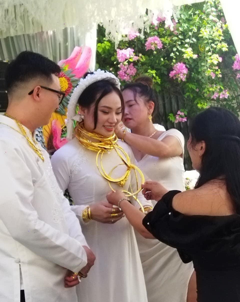 co dau que thanh hoa mang ve nha chong hang chuc cay vang va 5 ty dong khien ai cung phai ganh ty2 co dau que thanh hoa mang ve nha chong hang chuc cay vang va 5 ty dong khien ai cung phai ganh ty2