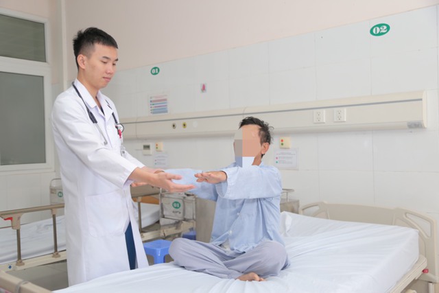 nguoi dan ong bat ngo dot quy khi dang di duong1 nguoi dan ong bat ngo dot quy khi dang di duong1