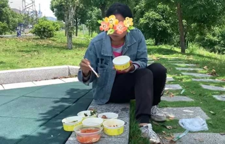 tuc gian me chong cho an com thua canh can con dau quyet khong don dep de bat dia boc mui45 tuc gian me chong cho an com thua canh can con dau quyet khong don dep de bat dia boc mui45