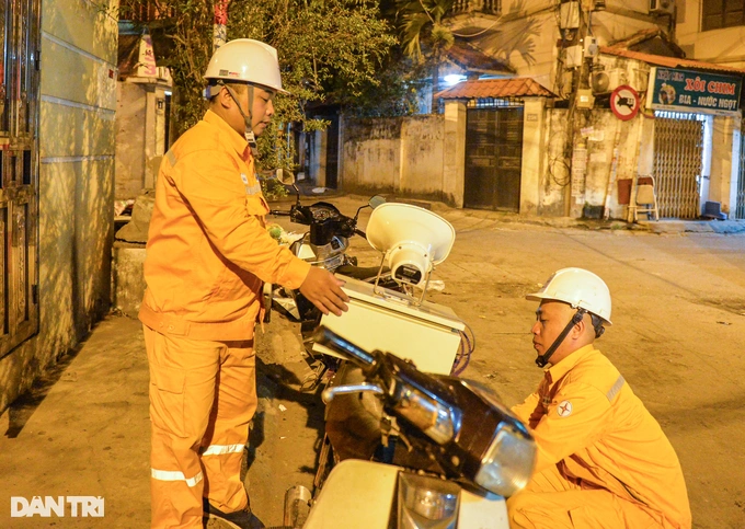 nhan vien dien luc phat loa tuyen truyen keu goi nguoi dan tiet kiem dien2 nhan vien dien luc phat loa tuyen truyen keu goi nguoi dan tiet kiem dien2