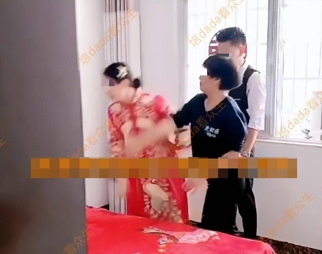 hau dam cuoi co dau tiet lo chuyen dong troi khien me chong nga ngua2 hau dam cuoi co dau tiet lo chuyen dong troi khien me chong nga ngua2