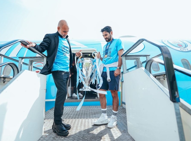 manchester city tro lai anh san sang cho bua tiec mung cong hoan tat cu an ba lich su8