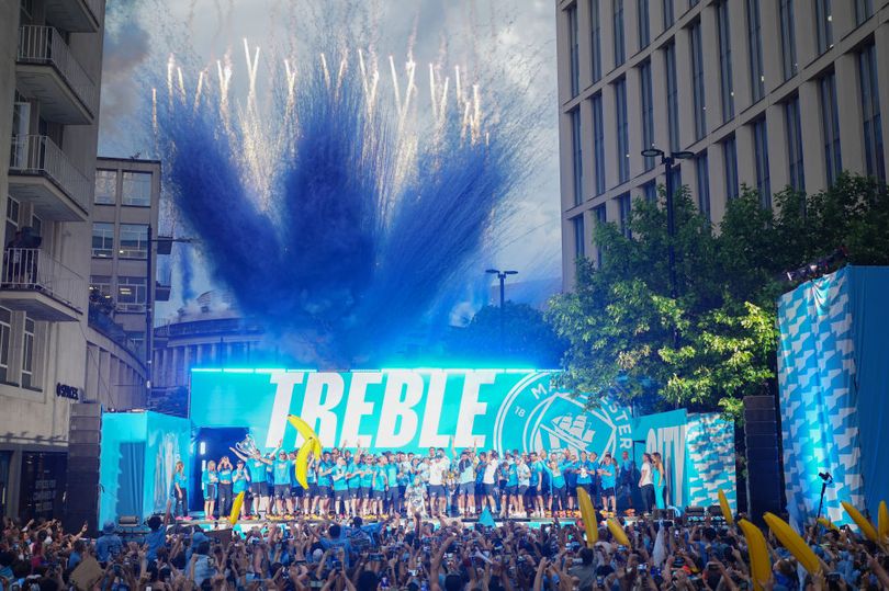 man city nhuom xanh thanh pho manchester trong ngay an mung 3 chuc vo dich7