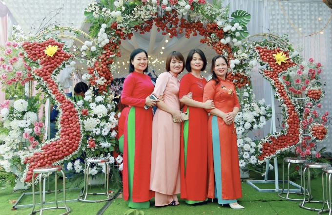 doc la voi dam cuoi dung 100kg vai thieu trang tri cong chao3 doc la voi dam cuoi dung 100kg vai thieu trang tri cong chao3