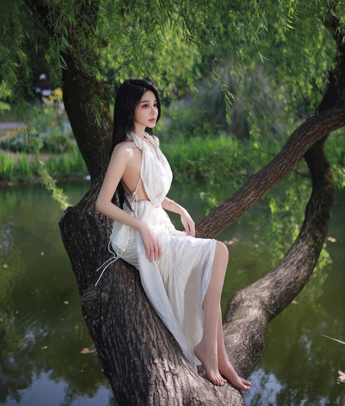 thieu nu ben hoa sen dep mo mang voi ao yem canh chuon buong loi9 thieu nu ben hoa sen dep mo mang voi ao yem canh chuon buong loi9