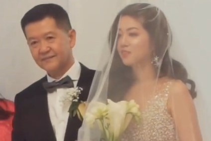 dat tay con gai vao le duong bo co dau dan do mot cau khien ai nay co mat deu dam le1 dat tay con gai vao le duong bo co dau dan do mot cau khien ai nay co mat deu dam le1