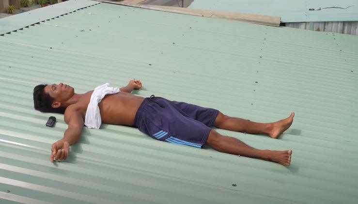 nguoi dan ong voi so thich nam tren mai ton phoi nang vao thoi diem nang gat nhat de nap them nang luong1