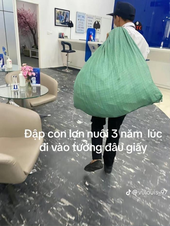 chang trai gay soc khi vac mot bao tai tien 3 nam tiet kiem voi du cac menh gia di gui ngan hang