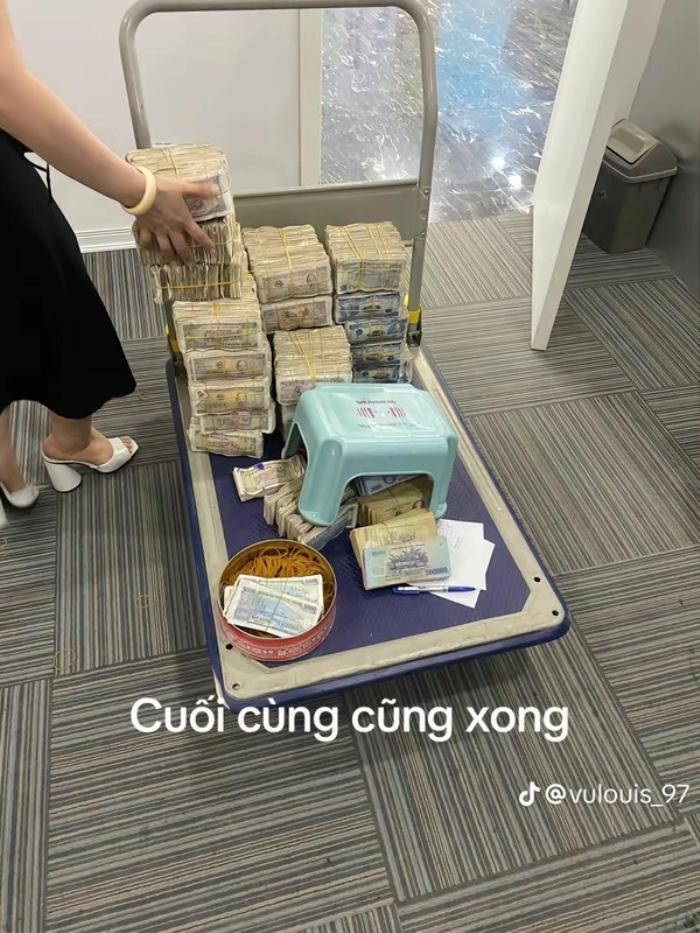chang trai gay soc khi vac mot bao tai tien 3 nam tiet kiem voi du cac menh gia di gui ngan hang3