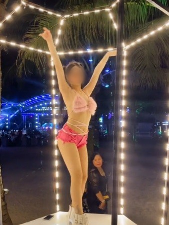 ranh gioi goi cam phan cam khi cac co gai mac bikini vay ngan dien quan bar ha long