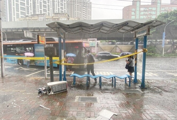 co gai tu vong thuong tam vi tai hoa tren troi roi xuong 2 co gai tu vong thuong tam vi tai hoa tren troi roi xuong 2