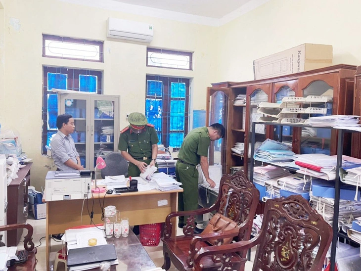 ha tinh bat giu hai cuu ke toan truong cua mot xa de dieu tra ve toi lam quyen ha tinh bat giu hai cuu ke toan truong cua mot xa de dieu tra ve toi lam quyen