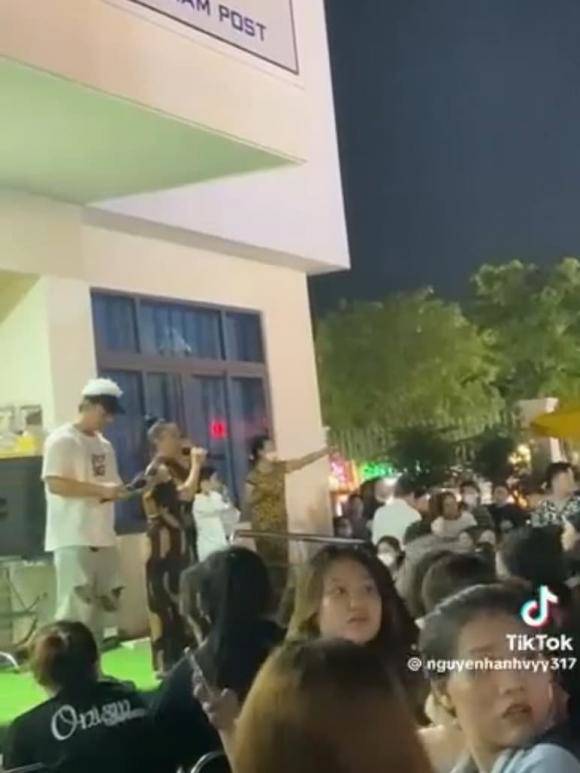 quan nuoc cua le duong bao lam bi cong an kiem tra vo khoc nuc no cau xin khan gia ra ve3 quan nuoc cua le duong bao lam bi cong an kiem tra vo khoc nuc no cau xin khan gia ra ve3