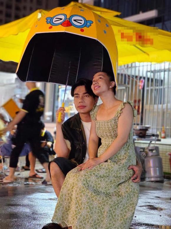quan nuoc cua le duong bao lam bi cong an kiem tra vo khoc nuc no cau xin khan gia ra ve4 quan nuoc cua le duong bao lam bi cong an kiem tra vo khoc nuc no cau xin khan gia ra ve4
