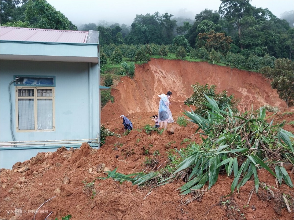hien truong vu sat lo deo bao loc hang tram khoi dat da tu qua doi do ap vui lap tru so chot canh sat giao thong8