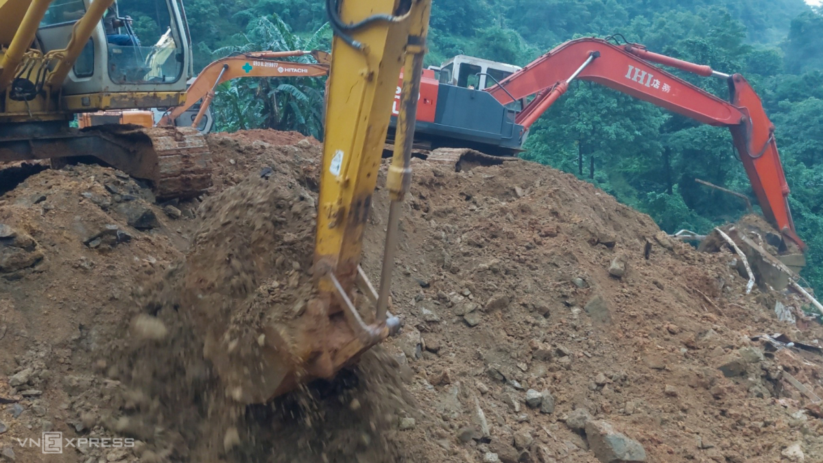 hien truong vu sat lo deo bao loc hang tram khoi dat da tu qua doi do ap vui lap tru so chot canh sat giao thong9