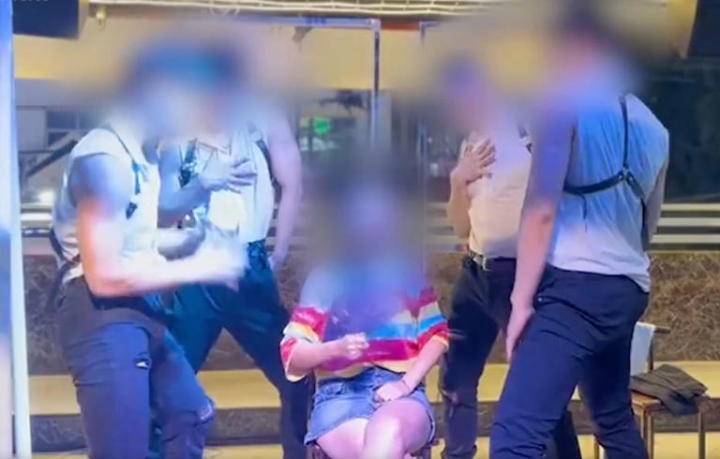 nhan vien dut thuc an cho khach bang mieng khien nha hang phai nhan cai ket dang2 nhan vien dut thuc an cho khach bang mieng khien nha hang phai nhan cai ket dang2