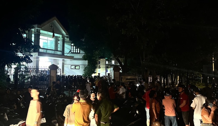 dien luc quang tri noi gi truoc vu viec hang tram nguoi dan vay quanh tru so vi nghi bi trom thong tin ca nhan dien luc quang tri noi gi truoc vu viec hang tram nguoi dan vay quanh tru so vi nghi bi trom thong tin ca nhan
